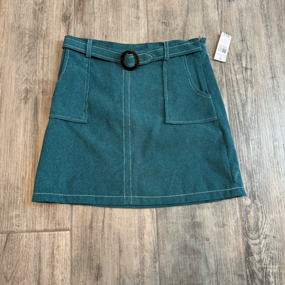 Girls size 16 green Christmas skirt. NWT